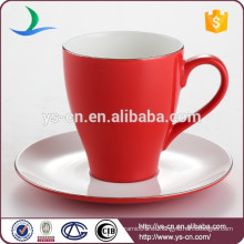 El material de cerámica vendedor caliente del gres del platillo de la taza de café del esmalte rojo
